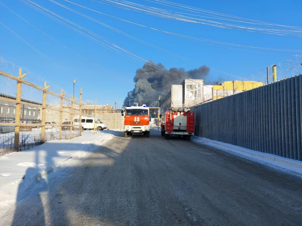 Крупный пожар произошел на предприятии в Барнауле 09.12.2022.