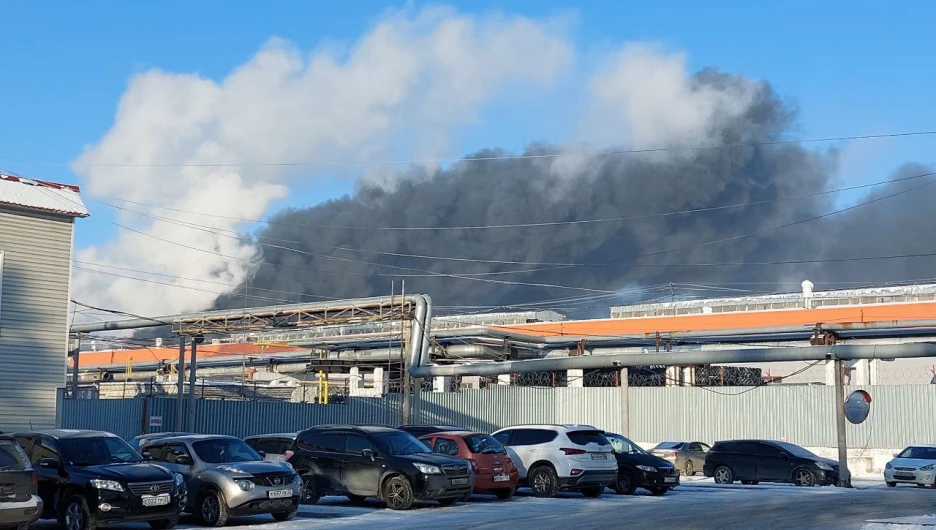 Крупный пожар произошел на предприятии в Барнауле 09.12.2022