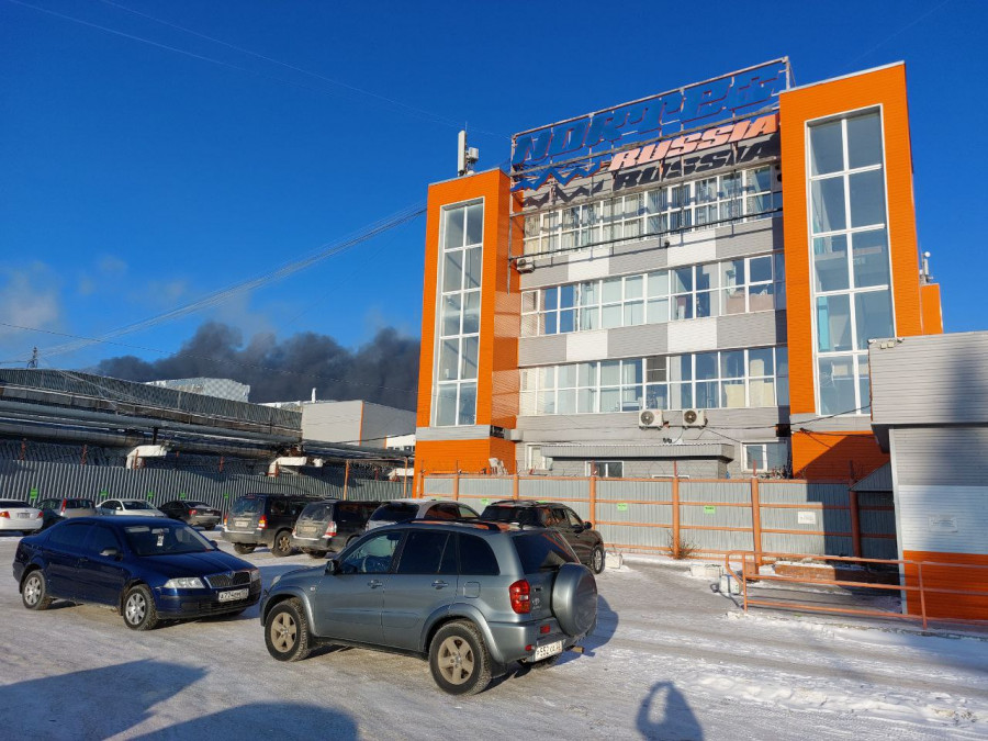 Крупный пожар произошел на предприятии в Барнауле 09.12.2022