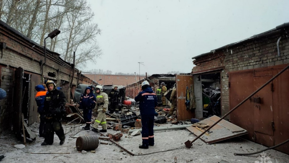 Погиб человек при взрывы в гараже в Новосибирске 