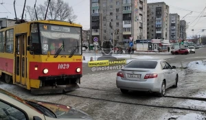 Автомобиль припарковали на рельсах. 