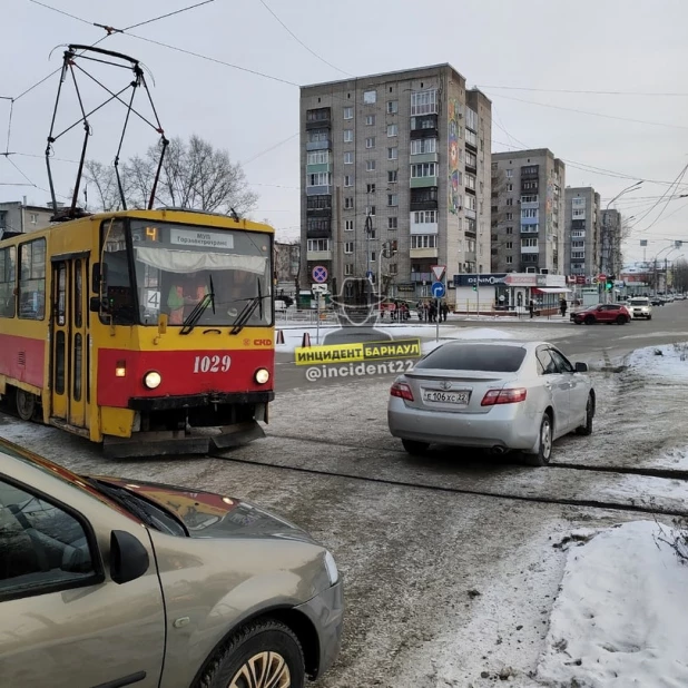 Автомобиль припарковали на рельсах. 