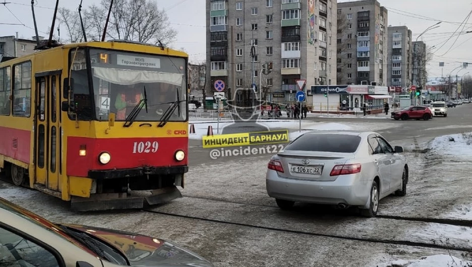 В Барнауле любитель шоппинга припарковал автомобиль на трамвайных рельсах и ушел в магазин
