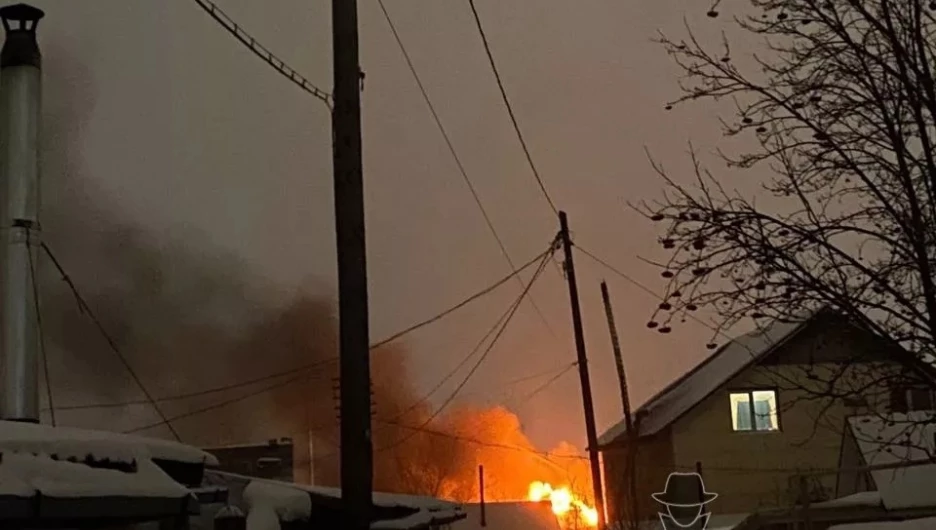В Барнауле дом сгорел в частном секторе