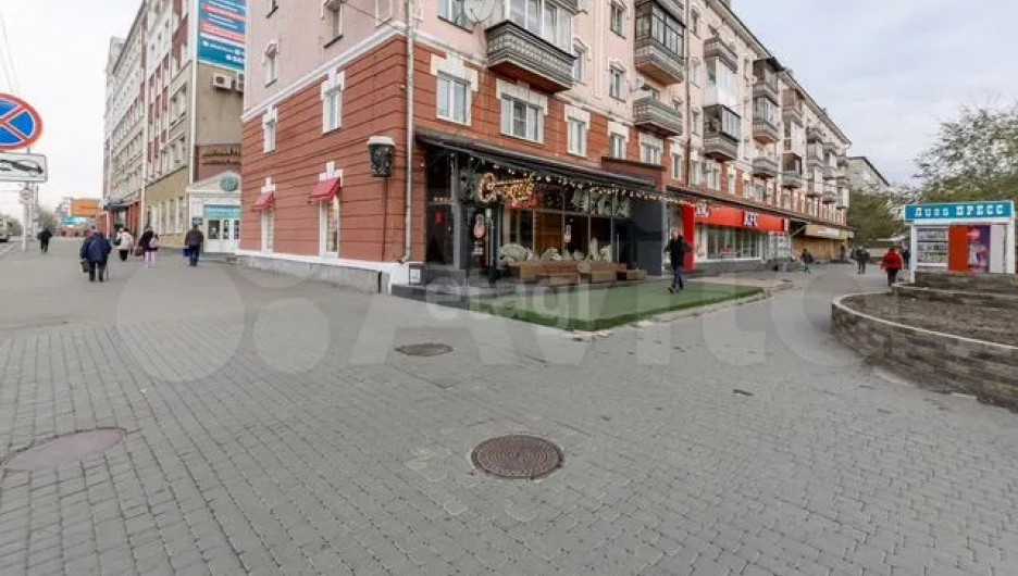 «Двушку» в доме с KFC продают за 3,89 млн рублей в Барнауле