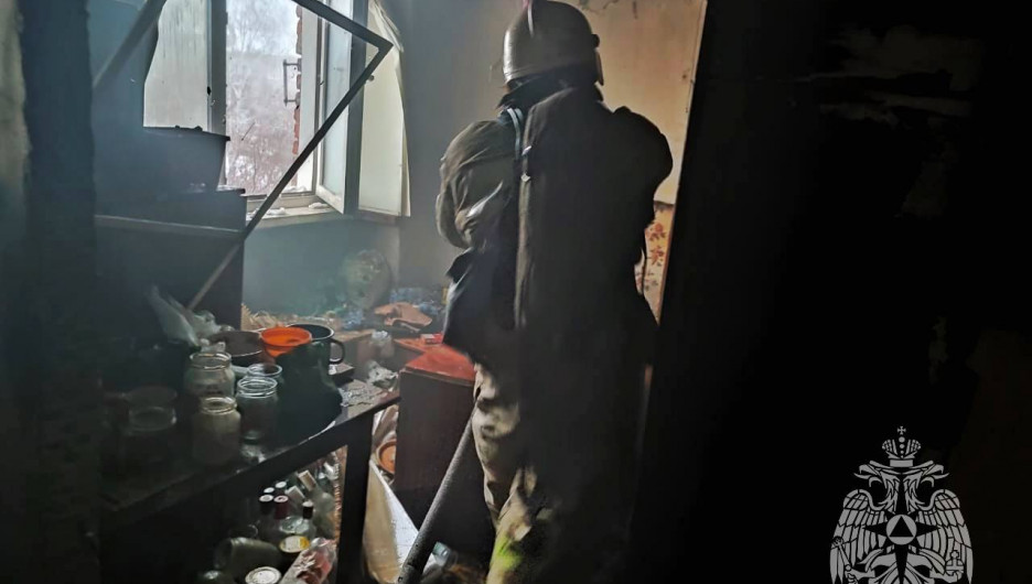 Четыре человека спасли из горящего дома в Рубцовске