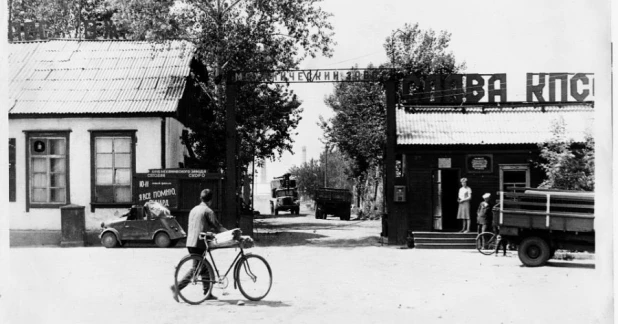 Проходной у механического завода, фото 1960 годов.