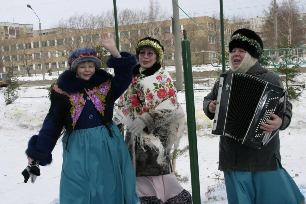 Как украшали зимние дворы в 2004 году. 