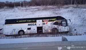 Автобус съехал в кювет.