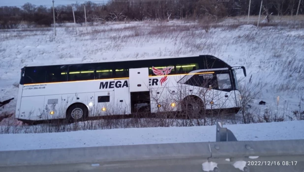 Автобус съехал в кювет.