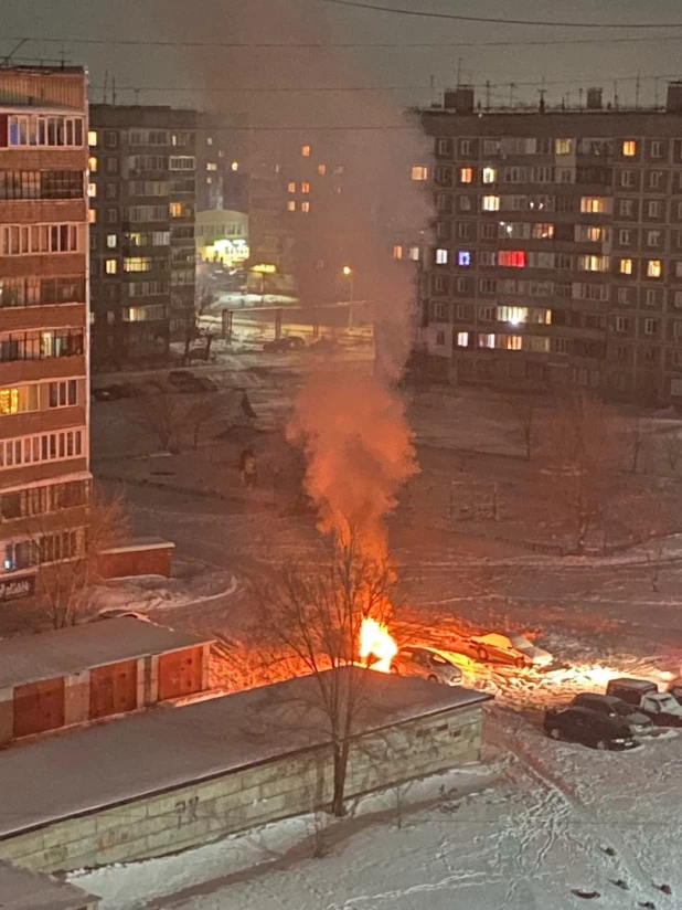 Горящий автомобиль на парковке. 