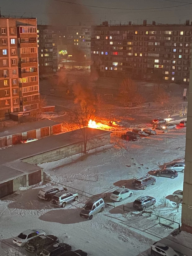 Горящий автомобиль на парковке. 