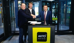 Подписание соглашения о сотрудничестве АлтГТУ и «АКТО» (справа налево: ректор Андрей Марков, Александр Зайцев, Станислав Колодинов).