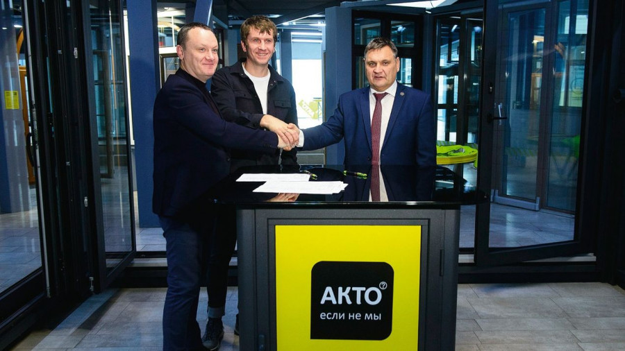 Подписание соглашения о сотрудничестве АлтГТУ и «АКТО» (справа налево: ректор Андрей Марков, Александр Зайцев, Станислав Колодинов).