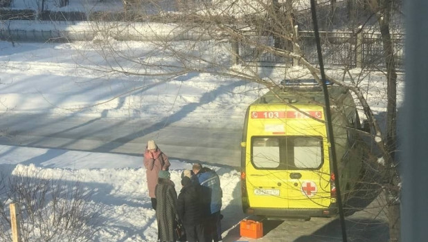 В Бийске на улице скончался мужчина до приезда скорой помощи