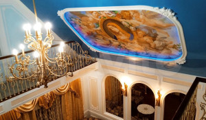 Роскошный коттедж с росписью эпохи Возрождения продают за 10 млн рублей в Барнауле


