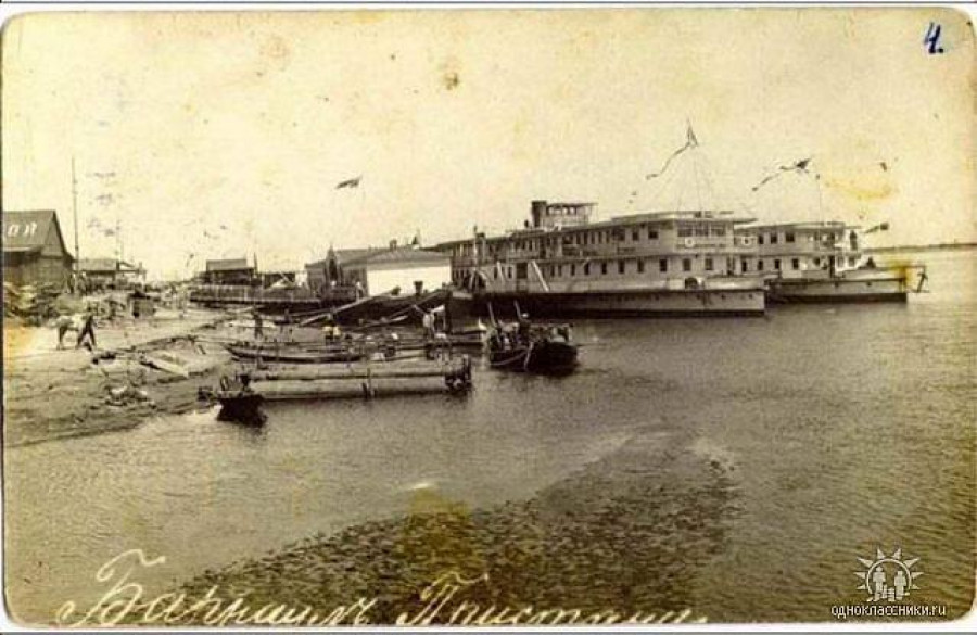 Пристань пароходства Е. И. Мельниковой на Оби в Барнауле. Всего ей принадлежало 10 пароходов и шесть барж. Фото 1910 года.