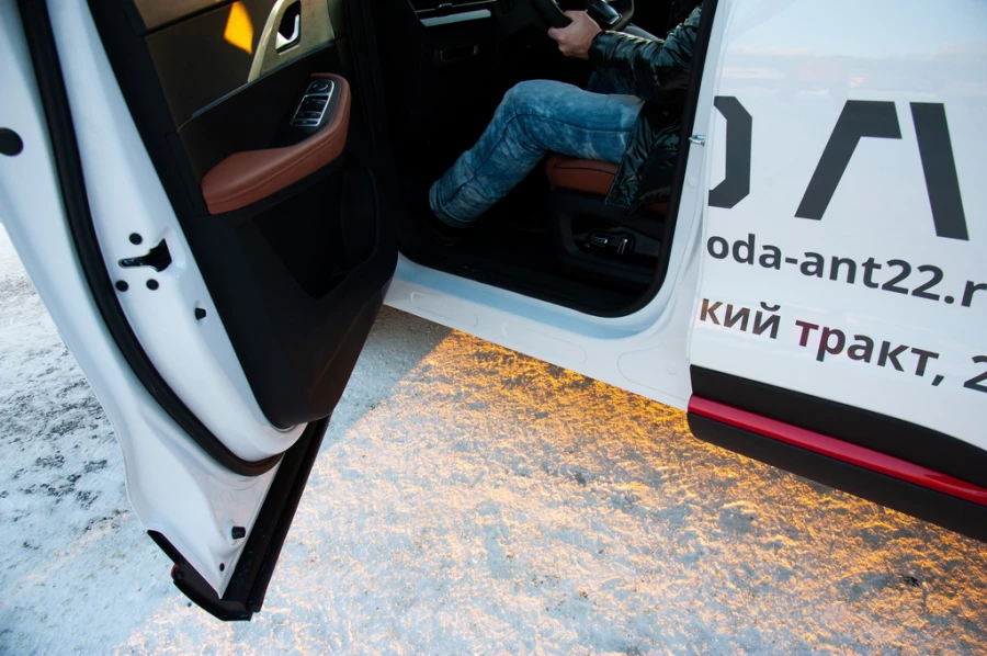 Интерьер кроссовера OMODA C 5.
