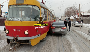 Легковой автомобиль и трамвай столкнулись на дороге Барнаула