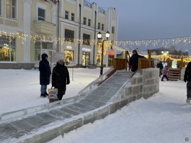 Новогодний городок на ул. Мало-Тобольская