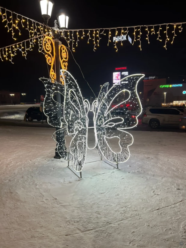 Новогодний городок в Барнауле 2022. Новогодний городок Барнаул 2023. Барнаул елка на мало- Тобольской 2022.