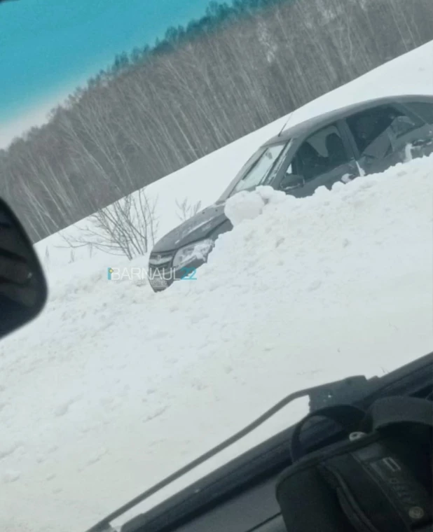 В страшном ДТП на алтайской трассе три автомобиля съехали в кювет

