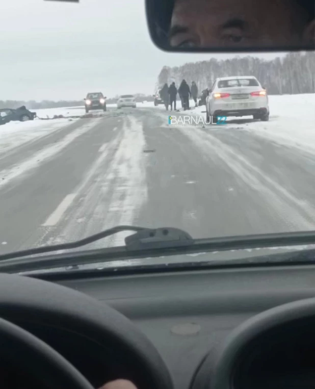 В страшном ДТП на алтайской трассе три автомобиля съехали в кювет

