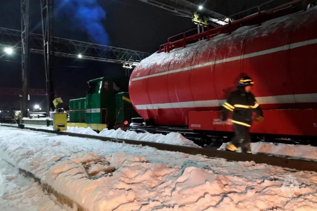 Пожар на складе в Новосибирске ликвидировали