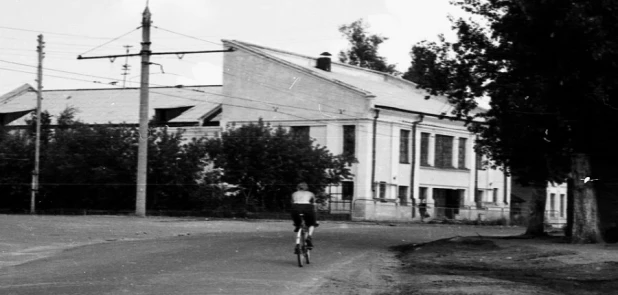 Кинотеатр "Алтай", открыт в 1961 году.