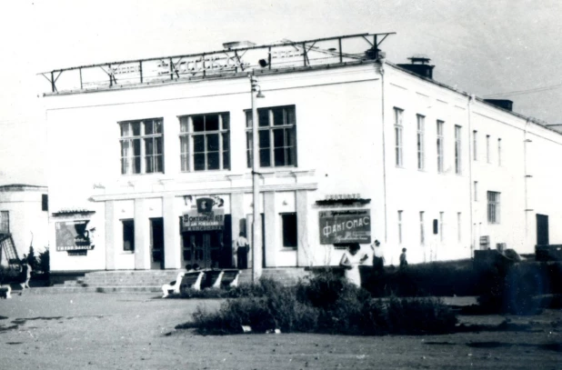 Кинотеатр "Чайка", открыт в 1964 году.