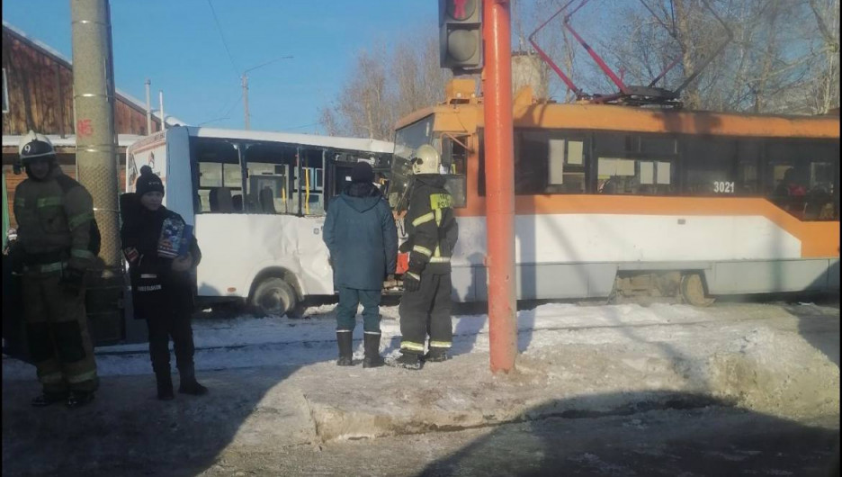 ДТП с автобусом и трамваем в Барнауле.