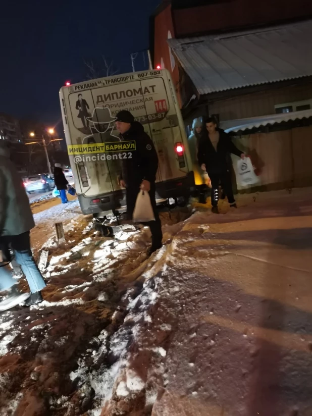 В Барнауле маршрутка въехала в забор частного дома