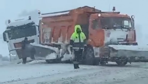 На Бийской трассе произошло ДТП с участием грузовика и снегоуборочного КамАЗа