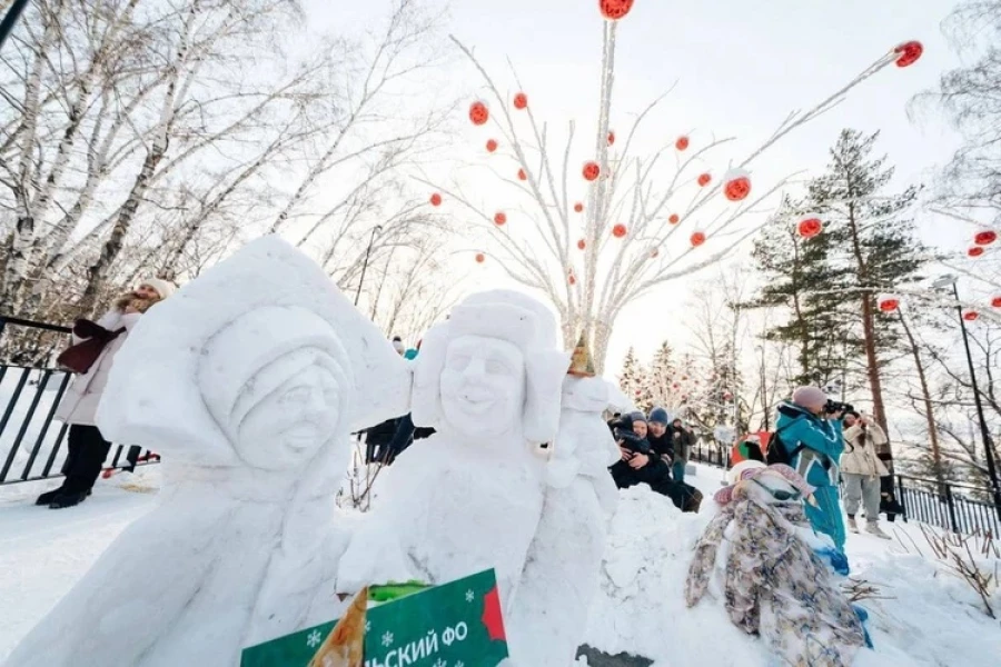 Снежные бабы в Новосибирске. 