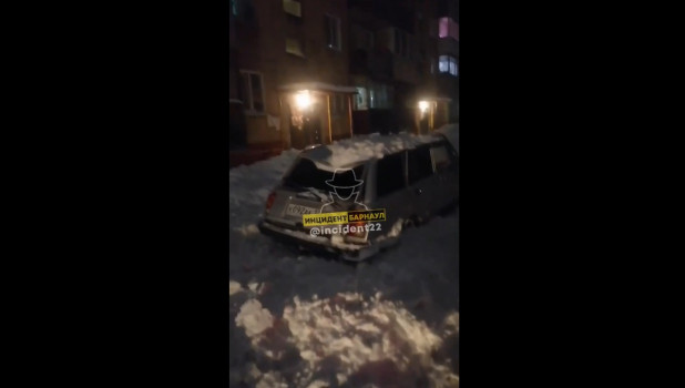 Снег упал на машину в Барнауле