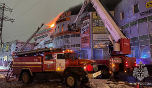 В Барнауле потушили торговый центр "Вианор"