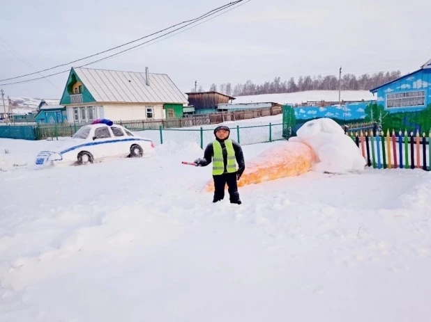 Автоинспектор из снега.