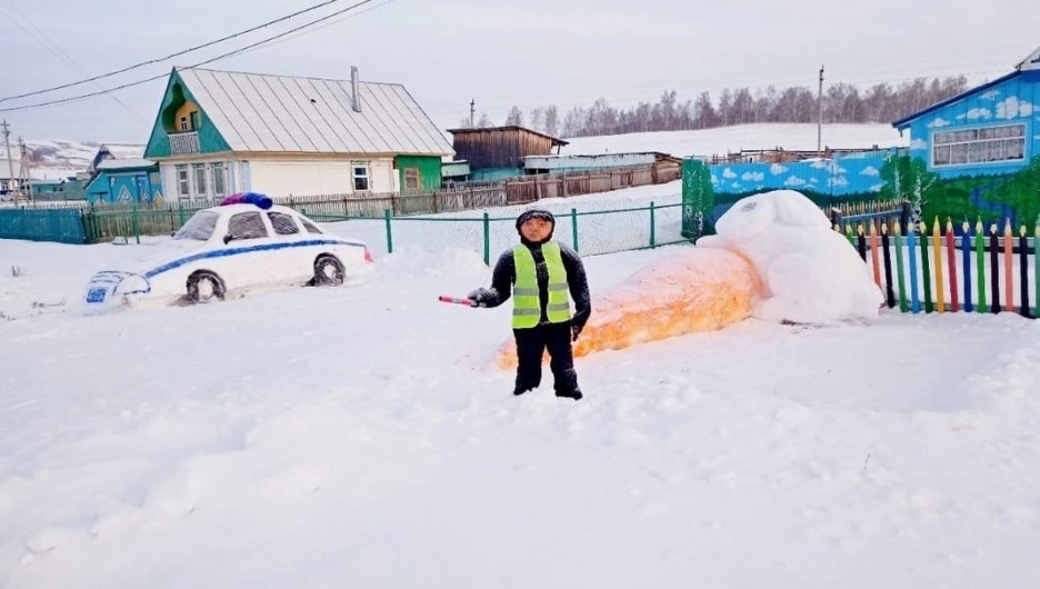 Россиянка сваяла из снега напугавшего водителей гаишника