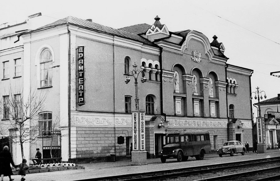 Драмтеатр (ныне краевая филармония), здание построено в 1900 году.