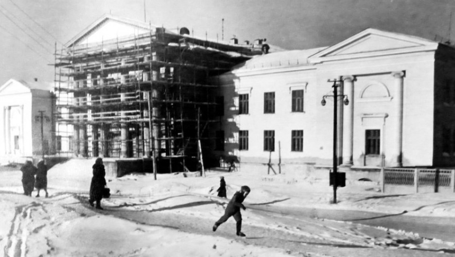 Молодёжный театр Алтая им. В. С. Золотухина, основан в 1958 году.