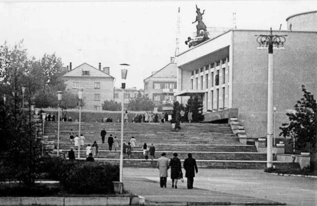 Алтайский краевой драматический театр им. В. М. Шукшина, построен в 1973 году.