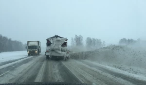 Заснеженная трасса, уборка снега на трассе.