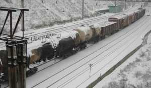 Поезд зимой, зимний поезд, вагоны, товарный поезд. 