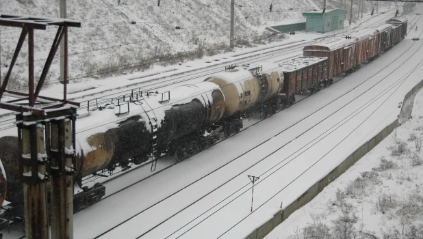 Поезд зимой, зимний поезд, вагоны, товарный поезд. 