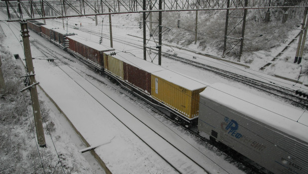 Поезд зимой, зимний поезд, вагоны, товарный поезд. 