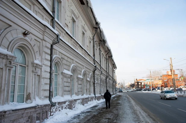 Снежные горы Хеопса, смертоносные сосульки и бесплатные катки в Барнауле. 