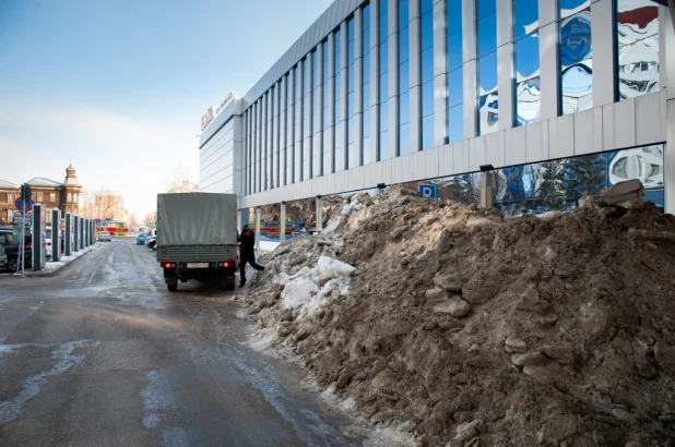 Снежные горы Хеопса, смертоносные сосульки и бесплатные катки в Барнауле. 