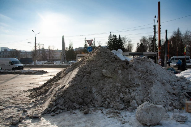 Снежные горы Хеопса, смертоносные сосульки и бесплатные катки в Барнауле. 