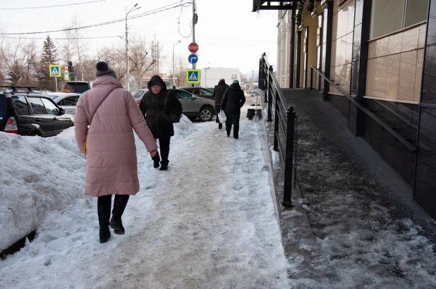 Снежные горы Хеопса, смертоносные сосульки и бесплатные катки в Барнауле. 