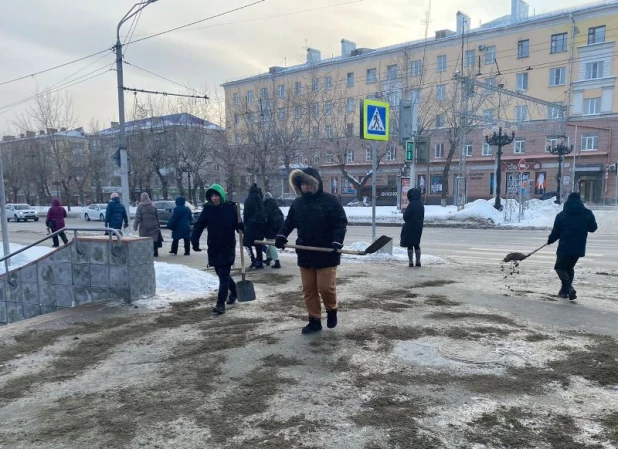 Студенты и волонтеры вышли на помощь в борьбе с образовавшимся гололедом в Барнауле. 